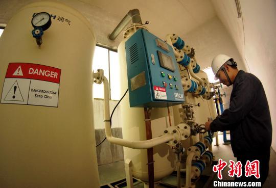 中央儲備糧贛州直屬庫有限公司一車(chē)間內制氮設備正在作業(yè)?！⊥蹶魂?yáng) 攝
